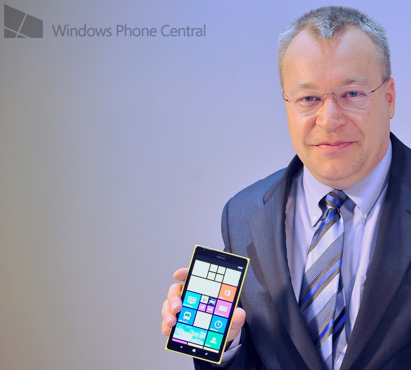 Stephen Elop Muestra el Primer Windows Phone de Nokia
