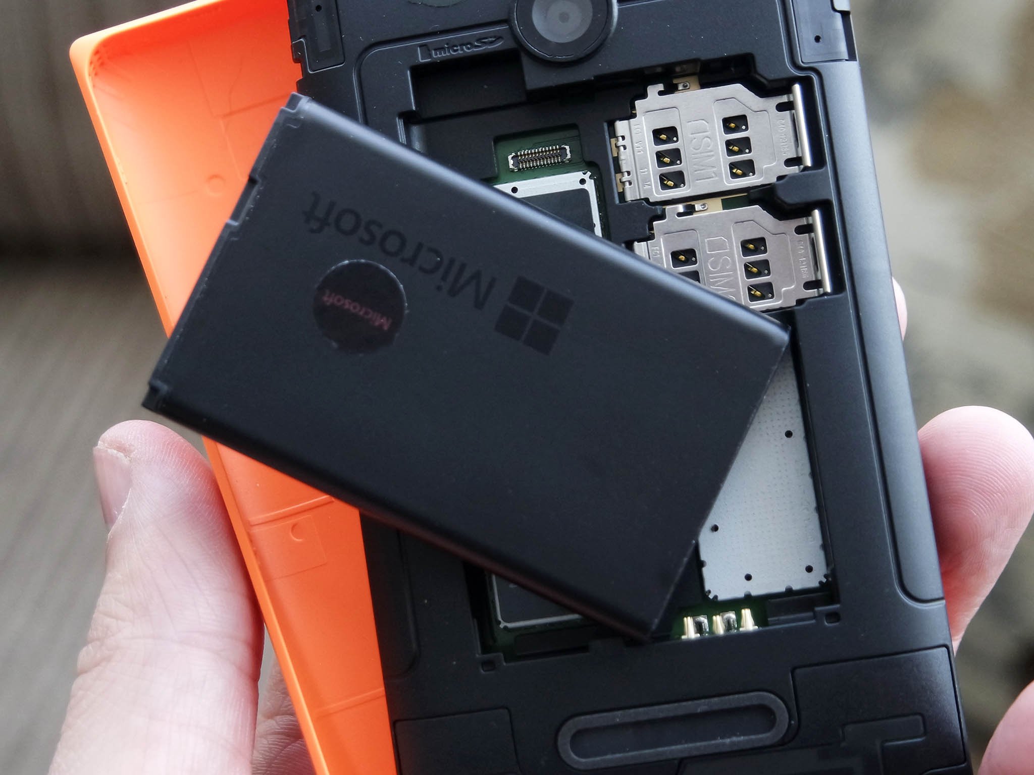 http://www.windowscentral.com/sites/wpcentral.com/files/styles/large_wm_brw/public/field/image/2015/02/lumia-435-battery.jpg?itok=qWFW1wUS