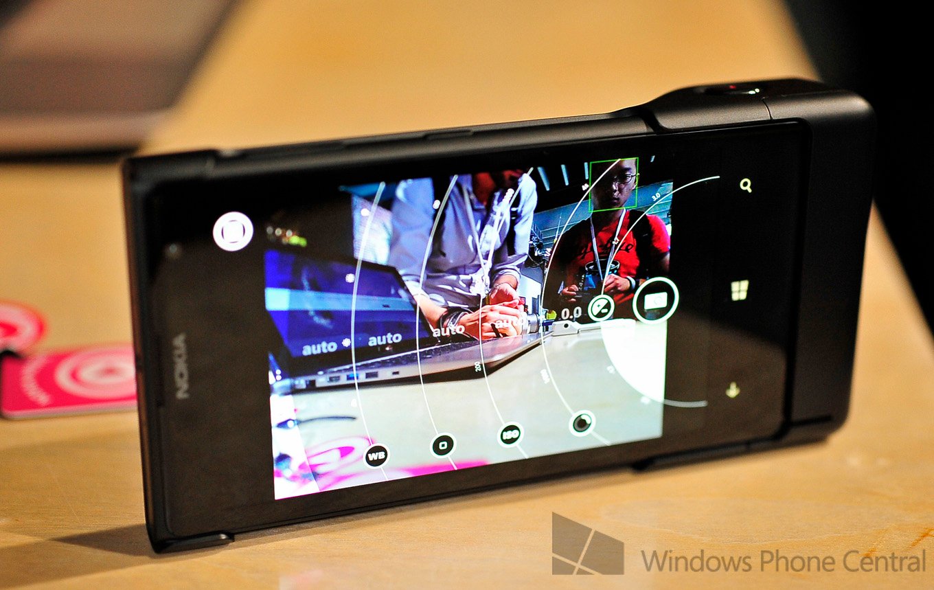 Nokia Lumia 1020 with camera grip