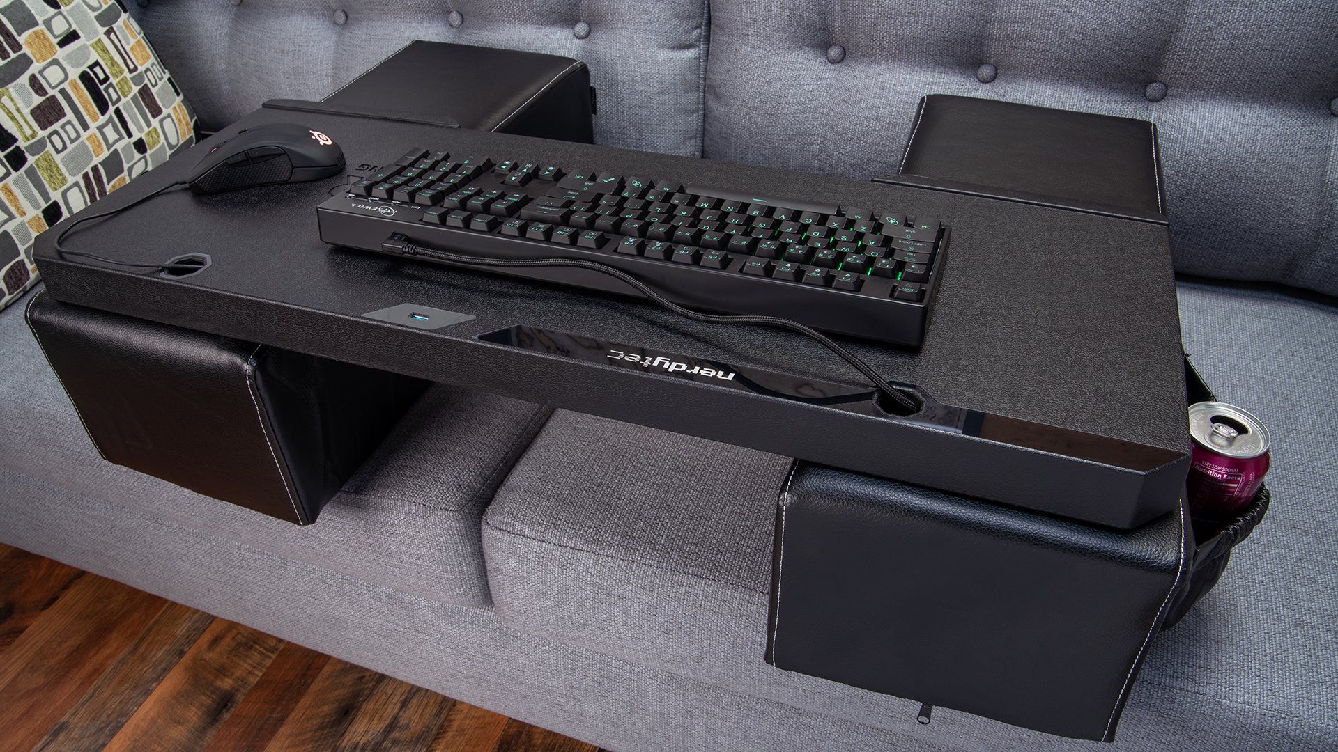 Couchmaster Cycon gaming desk