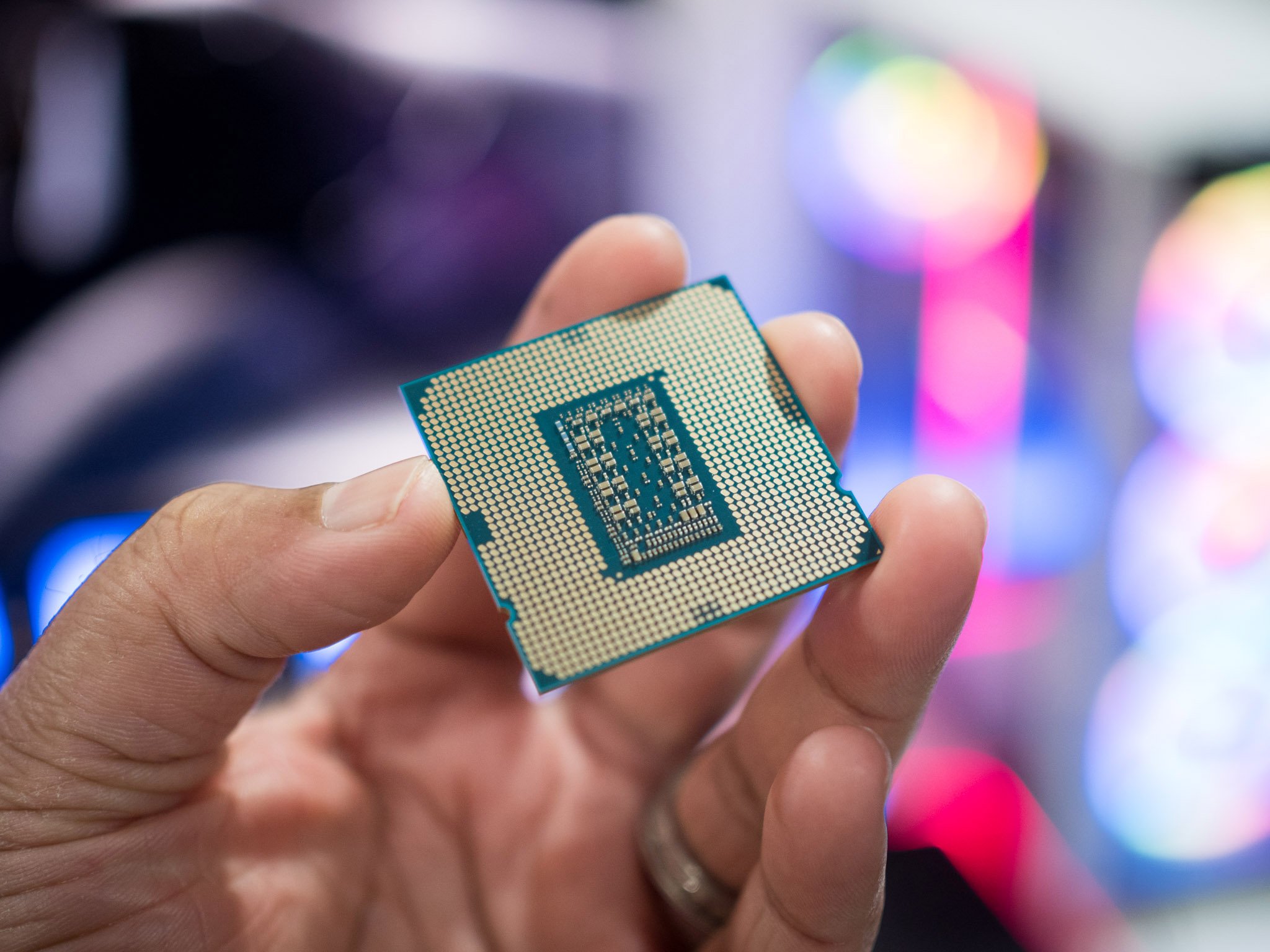Photo of El nido de tecnología tradicional de Intel en Costa Rica revela un archivo de chips, software y otros raros