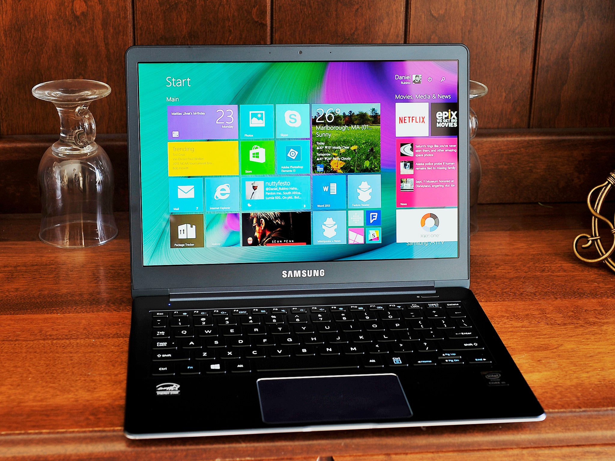 Samsung ATIV Book 9 (2015) vs the Apple MacBook - Which is the sleekest? 