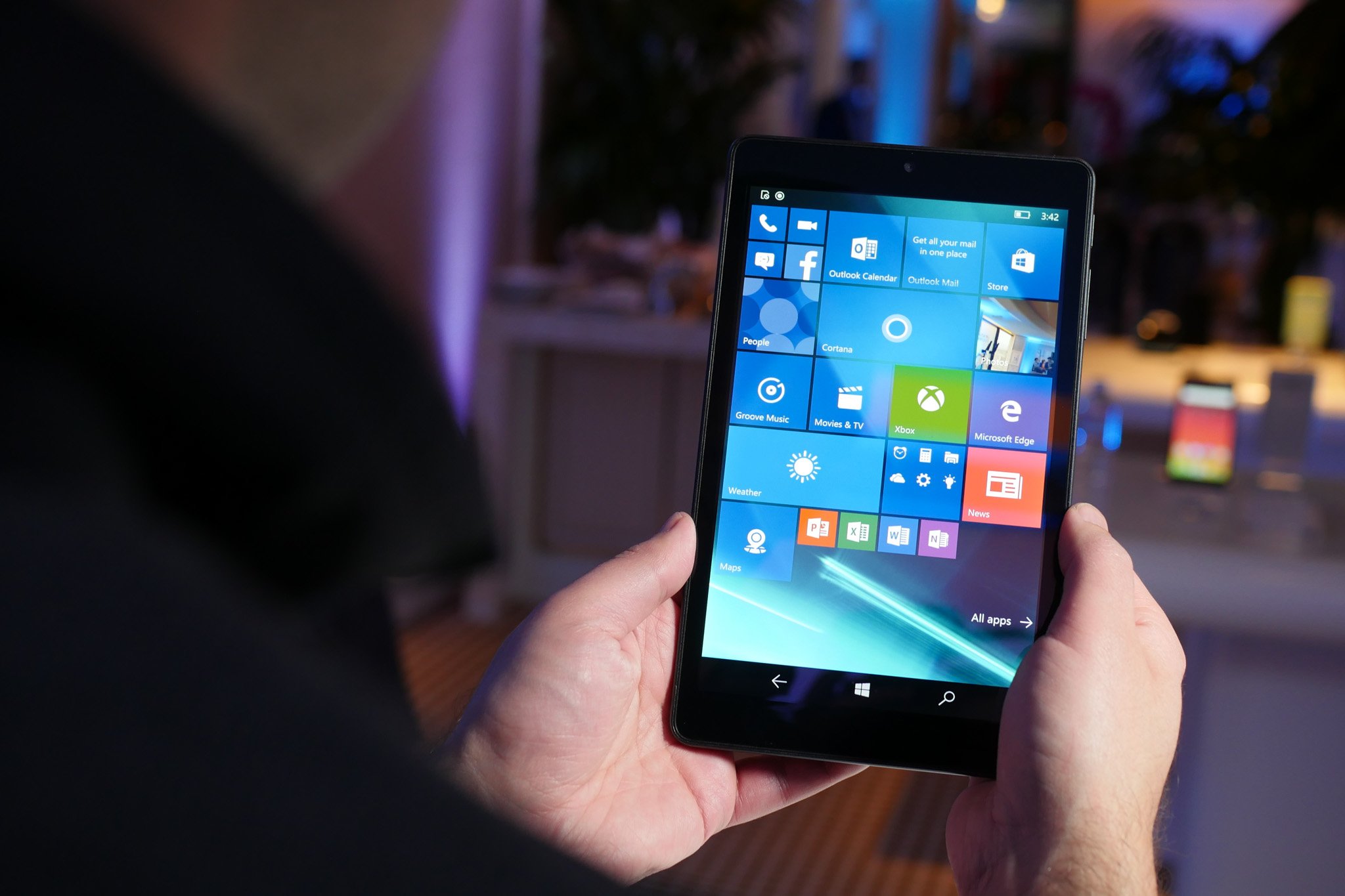 Alcatel OneTouch Pixi 3 with Windows 10 Mobile