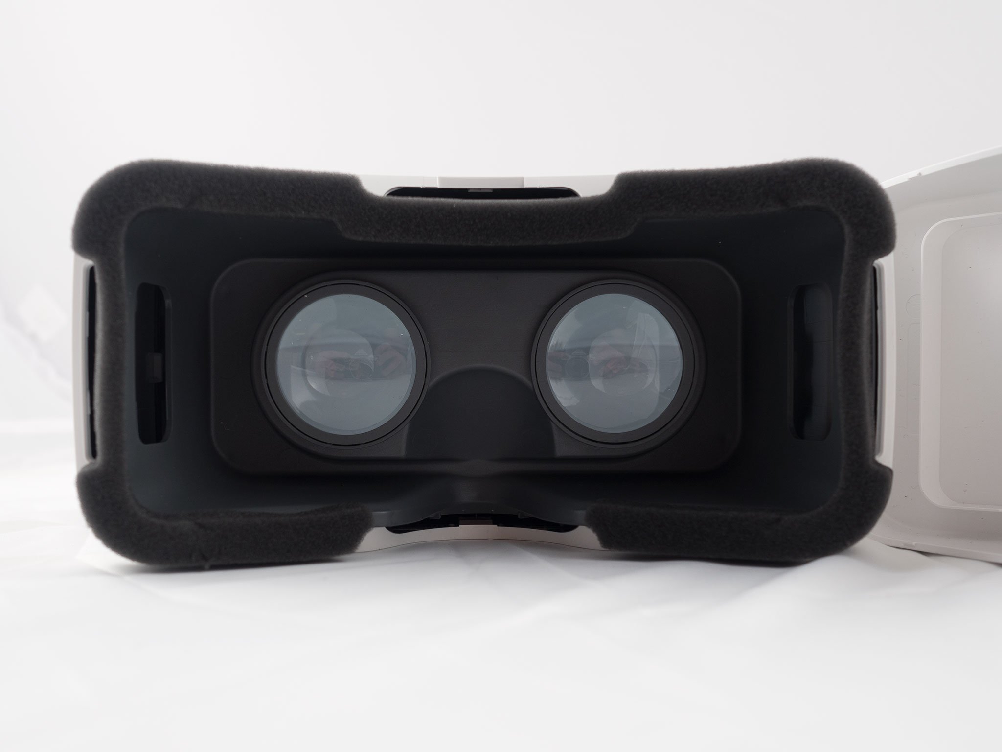 Alcatel&#39;s rumored Idol Pro 4 may ship with a VR headset in the box