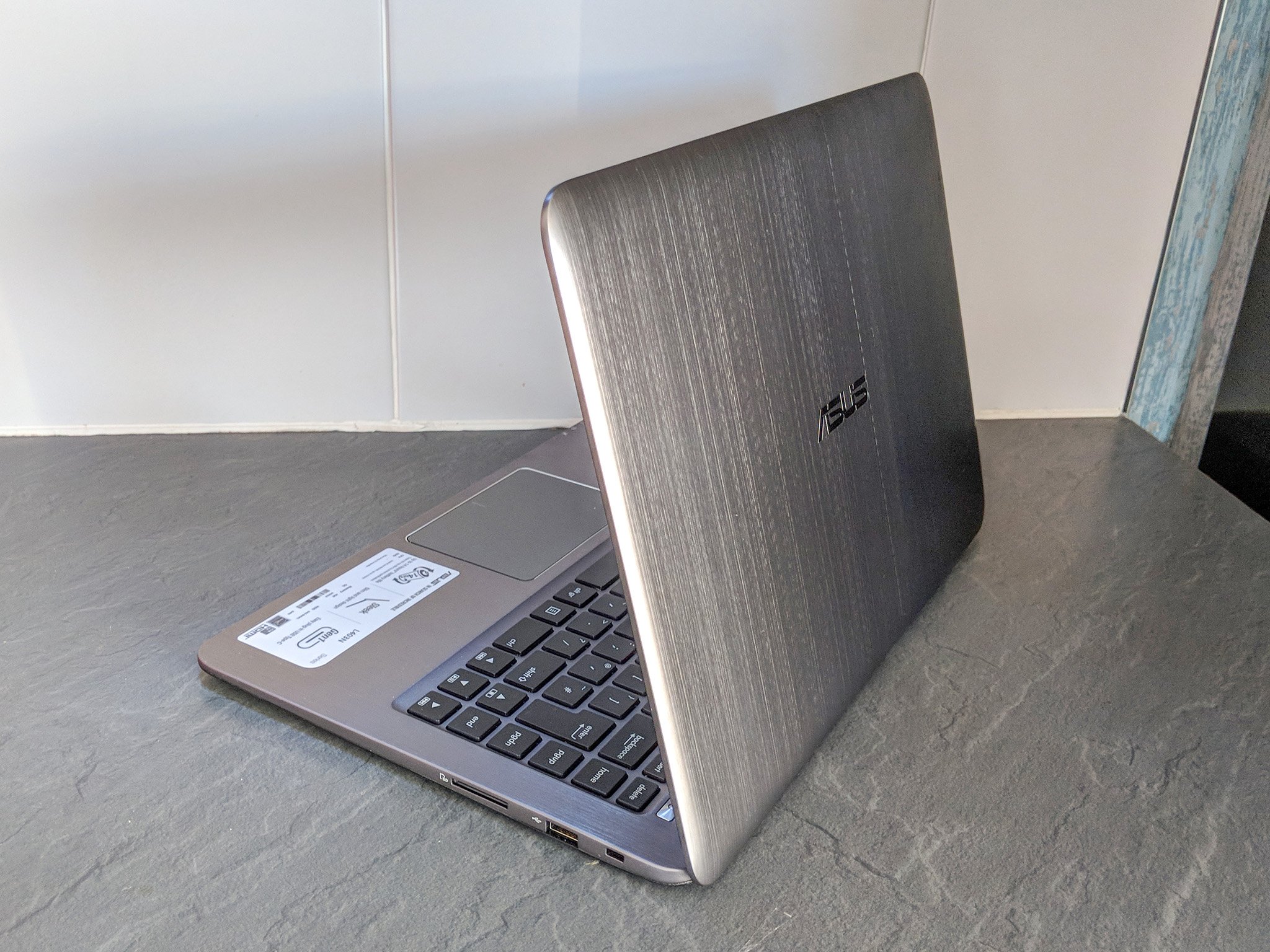 ASUS VivoBook L403 review: A stylish laptop for students with terrific ...