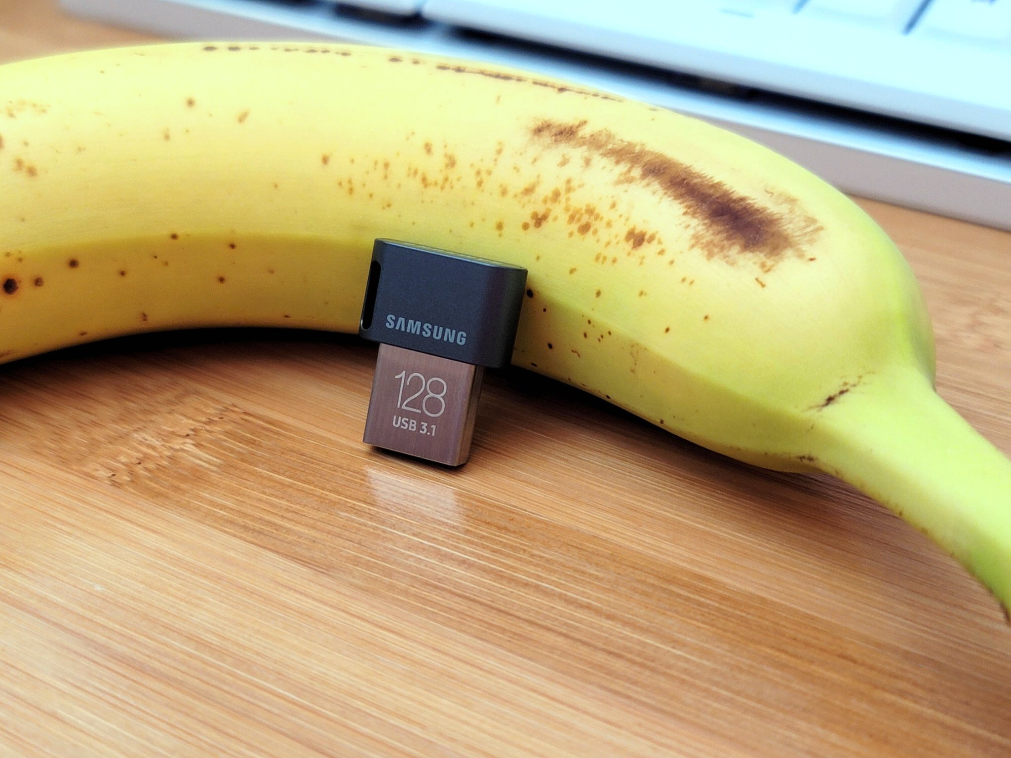 Samsung Fit Plus Usb Flash Drive Close Banana
