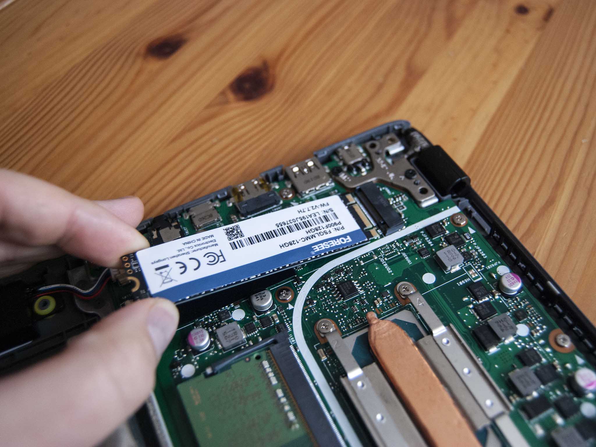 Retire o SSD antigo do slot