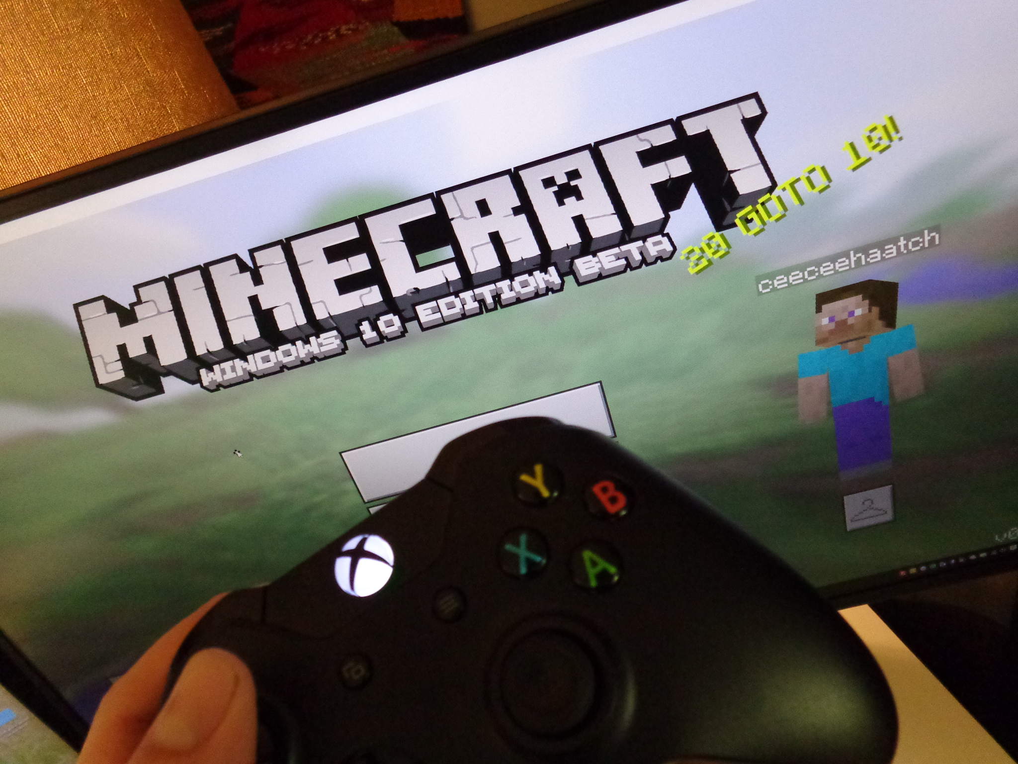Four big differences between Minecraft: Windows 10 Edition 
