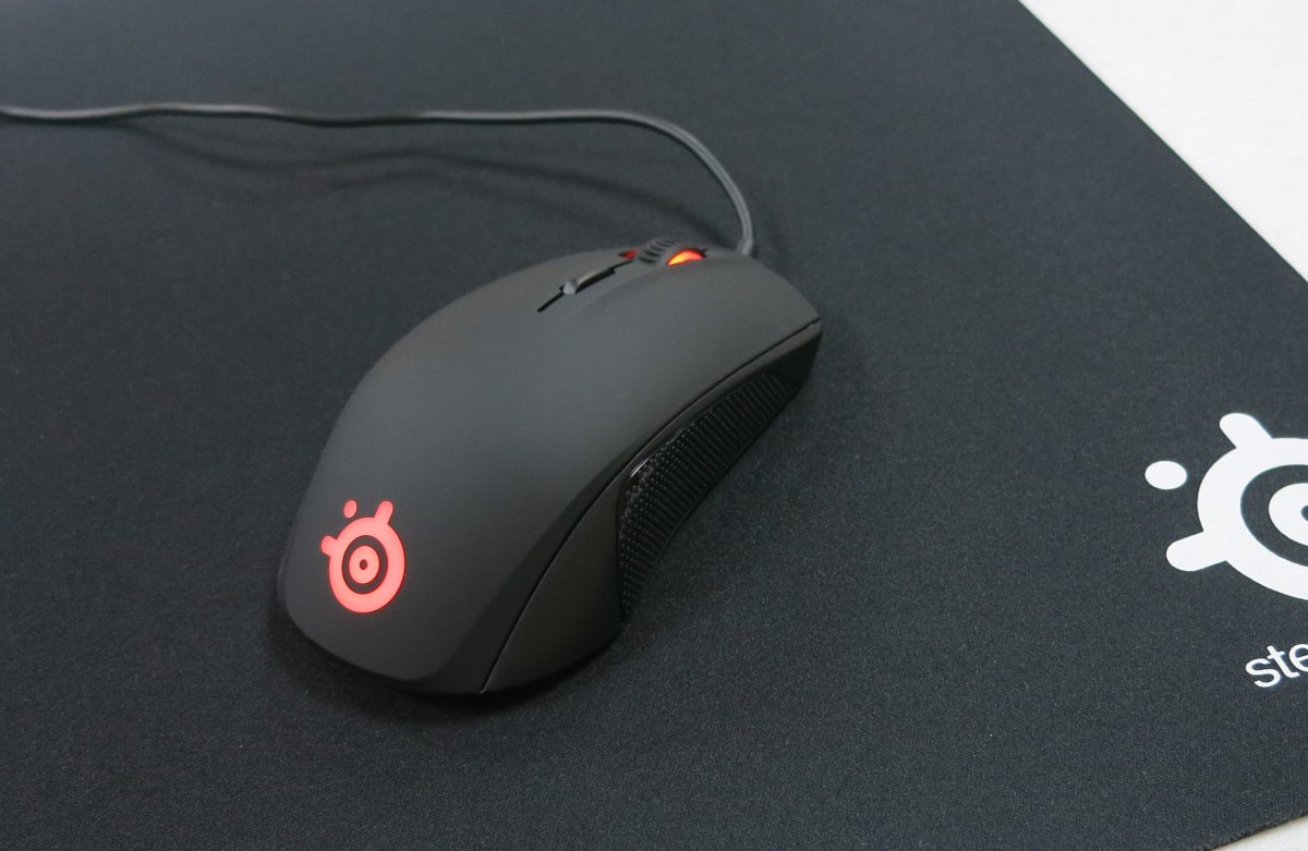 SteelSeries-Rival-100-Gaming-Mouse-right-side.jpg