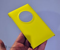 Nokia Lumia 1020: Wireless Charging Cover hands on
