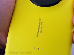 Lumia 1020 on Phones4U with free camera pack; 64 GB version headed to Brazil in October
