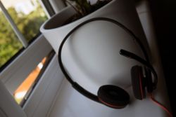 Answer important calls with the Plantronics C3220 headset