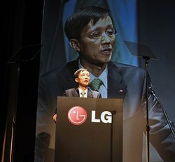 LG comments on Microsoft's new Nokia partnership, has no WP7 phones at MWC
